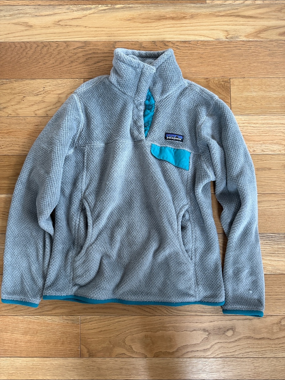 Patagonia Light Gray Fleece Pullover with Teal Accents